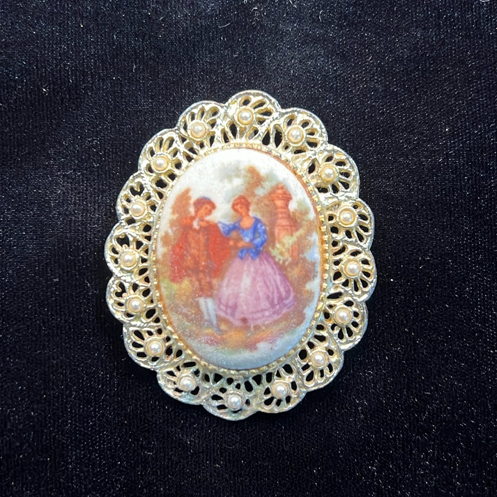 Vintage gold tone Cameo